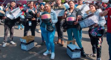 Refuerza Semov seguridad vial en Toluca, con la entrega de cascos a motociclistas