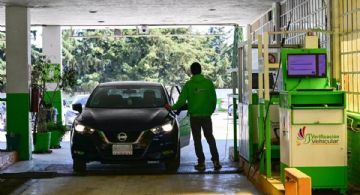 ¿Qué engomados deben verificar en enero y febrero 2026 en EDOMEX? Calendario oficial para el trámite vehicular