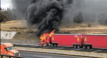 Bloquean la México-Puebla con vehículos incendiados tras abatimiento de "El Mencho"