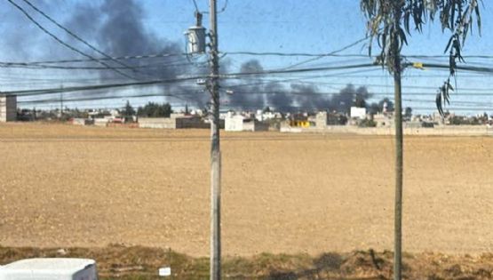 Incendio genera columna de humo que impide visibilidad en carretera Toluca-Tenango de Mexicalzingo