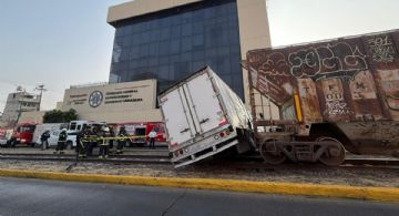 Camioneta intenta ganarle a un tren en Tlalnepantla hoy 9 de marzo 2026