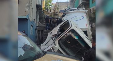 Camión se queda sin frenos y se impacta contra el muro de una vivienda en Naucalpan
