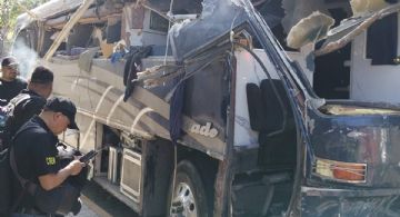 Embiste autobús de pasajeros a 7 autos en Valle de Bravo con varios lesionados y 3 viviendas afectadas