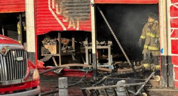 Fuerte incendio consume 20 locales a un costado de la Terminal de Toluca este lunes 13 de abril