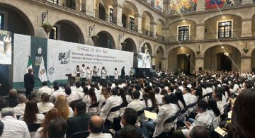 Reciben a mil 123 médicos especialistas en el Edomex