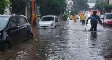 Intensas lluvias ocasionan severas inundaciones en Tlalnepantla hoy 12 de mayo 2026