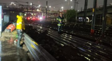 Cayó barda en la estación San Rafael del Tren Suburbano y vulcanos de Tlalnepantla laboran en el sitio