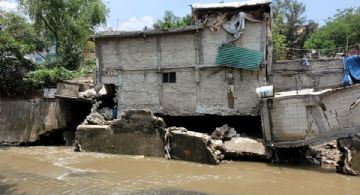 Vecinos de viviendas en riesgo de desplomarse en Naucalpan temen que sus casas también resulten afectadas
