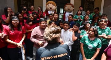 Entrega Edomex uniformes a jóvenes futbolistas que competirán a nivel nacional