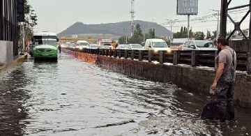 Intensa lluvia con granizo colapsa tres colonias y lateral de la México-Puebla, en Valle de Chalco