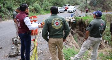Cierran circulación del Camino Viejo a Huixquilucan por deslave de tierra de casi 30 metros de altura
