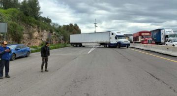 Transportistas de AMOTAC bloquean la México-Pachuca a la altura de la caseta San Cristóbal