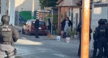 Familiares de Miguel salen del domicilio y confirman que se encuentran bien tras operativo