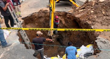 Mega socavón en Nezahualcóyotl quedará reparado hasta el fin de semana