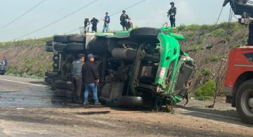 Automovilistas varados por cierre en la autopista Toluca-Valle de Bravo tras volcadura de tráiler