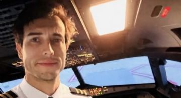 Piloto se tira del avión en pleno vuelo y deja a su alumna aterrizar sola: 'Ya sabes qué hacer'
